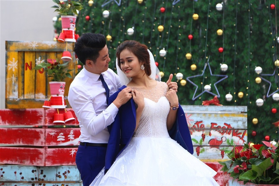 Nhiều cặp đôi đã lựa chọn khung cảnh lãng mạn của Lễ hội mùa đông trên “sân thượng” của Đà Nẵng để thực hiện bộ ảnh cưới của mình. “Chẳng khác gì bọn mình đang cưới ở châu Âu!”, cô dâu trẻ cười dí dỏm!