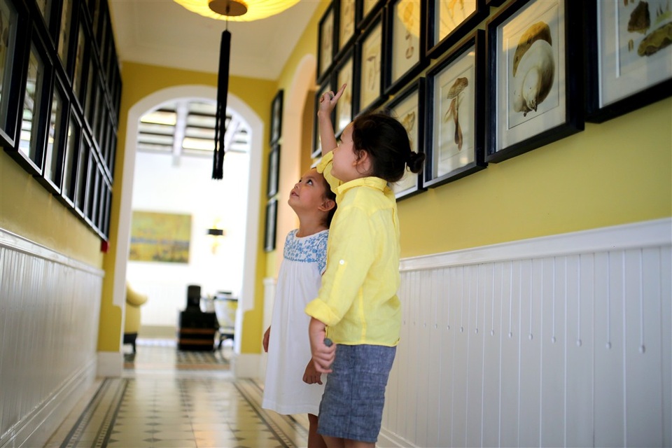 Có một điểm đến ở Phú Quốc khiến các gia đình sao Việt thi nhau “check-in” - 6
Lối hành lang dẫn vào các phòng nghỉ khiến Tôm, Tép mê mẩn, không dời mắt bởi những bộ sưu tập tranh các loài động, thực vật … sinh động theo chủ đề. Lúc này Tôm ngỡ mình là một “nhà thám hiểm nhí” thực thụ.