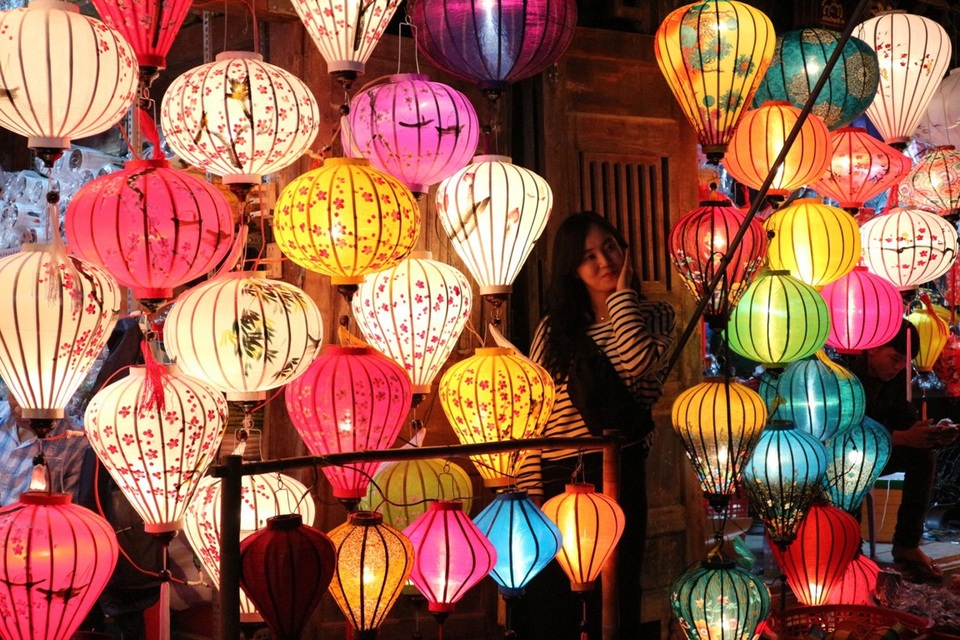 Rộn ràng đêm Noel khắp cả nước - 50 Chụp ảnh lưu niệm bên đèn lồng cũng là lựa chọn của nhiều du khách trong đêm Giáng sinh tại Hội An