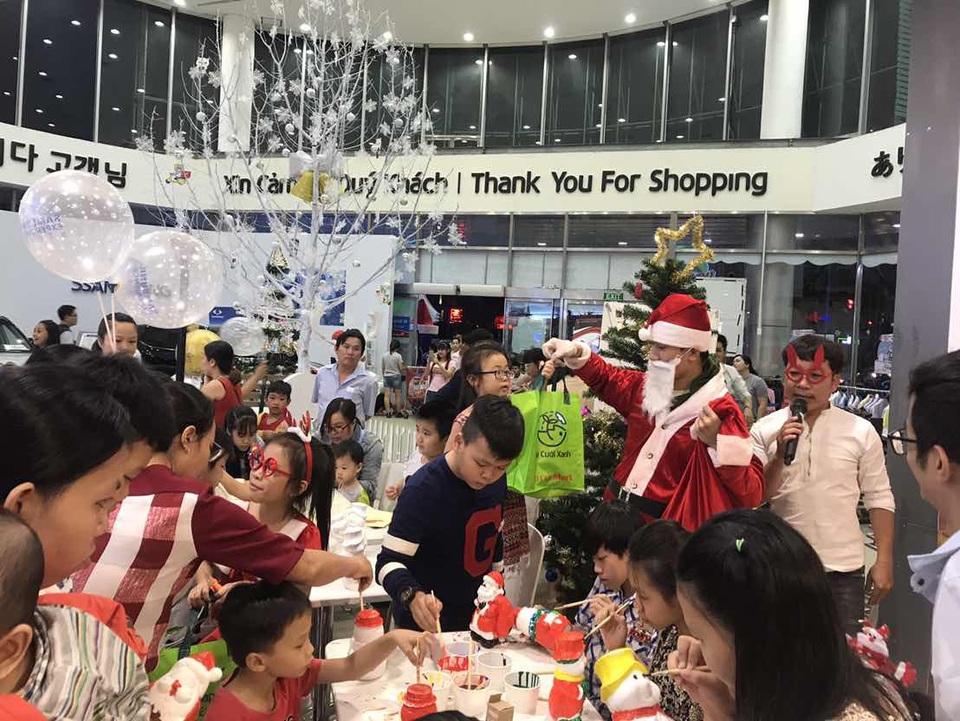 Lotte Mart đón Giáng sinh với chuỗi gala hoành tráng - 6
Các gia đình nô nức đến LOTTE Mart trải nghiệm những hoạt động hấp dẫn: tô tượng ông già Noel, vẽ tranh, chơi trò chơi nhận quà,…