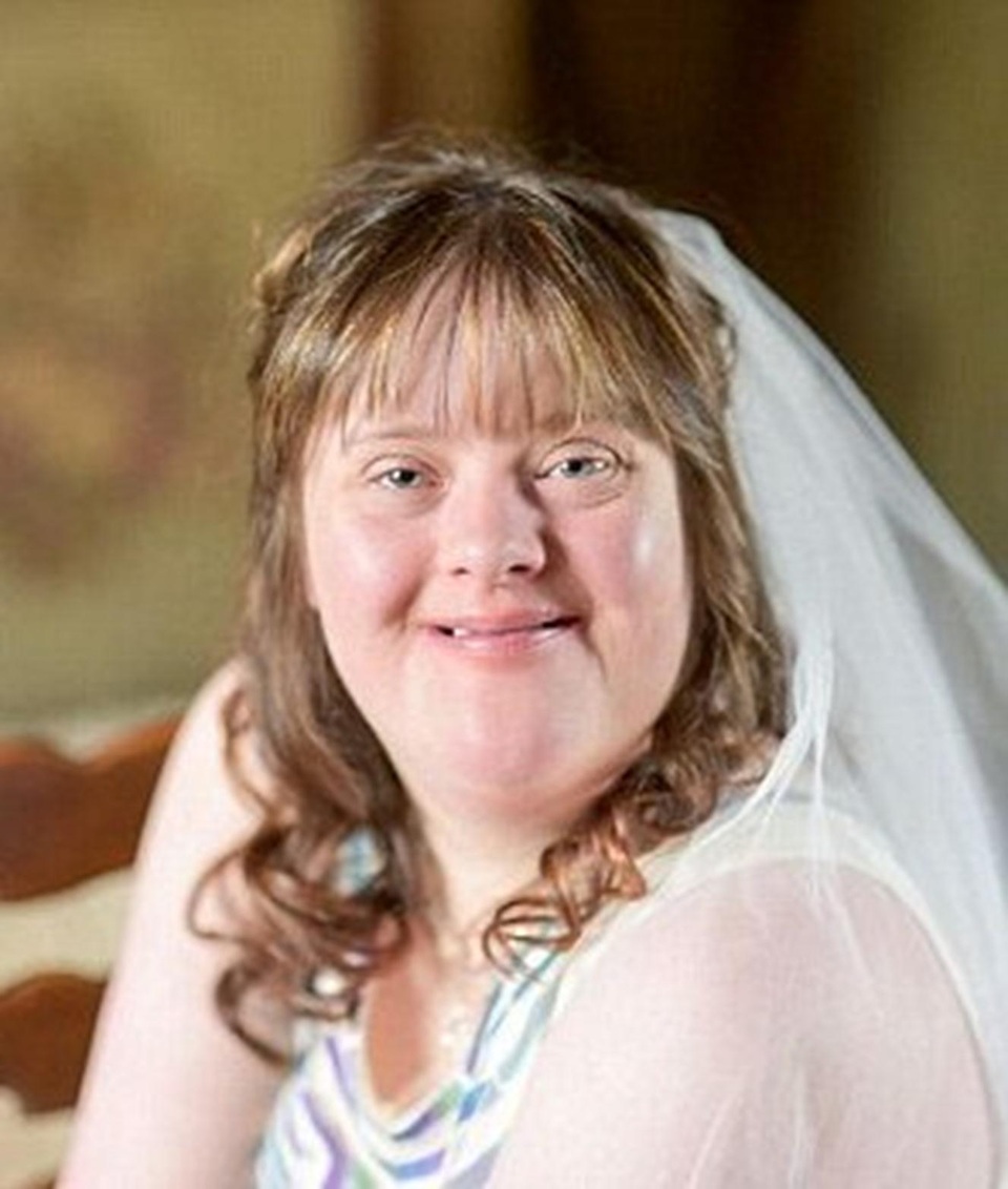 Đám cưới hạnh phúc của cặp vợ chồng cùng mắc hội chứng Down - 7 Cô dâu Polly luôn mơ ước có một đám cưới đậm chất cổ tích