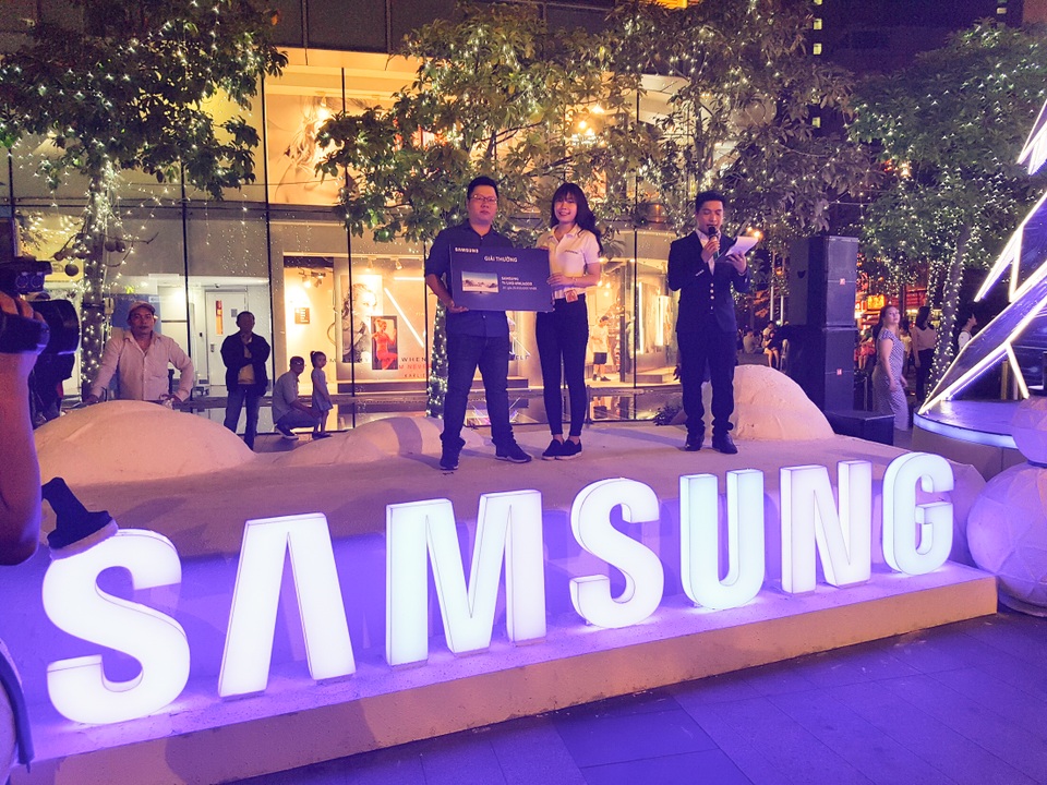 Anh Đỗ Duy Tuấn (TP.HCM), khách hàng trúng giải thưởng chương trình “Trải nghiệm cực vui, rinh quà cực đỉnh” tại Bitexco (TP.HCM) chia sẻ “Tôi cảm thấy vô cùng may mắn khi nhận được TV 49 inch Samsung. Ban đầu tôi nghĩ chỉ tham gia trải nghiệm sản phẩm TV Samsung SUHD vì thấy chất lượng hình ảnh hiện thị sắc nét và các tiện ích từ ứng dụng độc quyền mà TV Samsung mang lại nhưng không ngờ lại trúng giải thưởng lớn như thế này. Đây quả thật là một món quà đầy bất ngờ trong năm mới 2017”