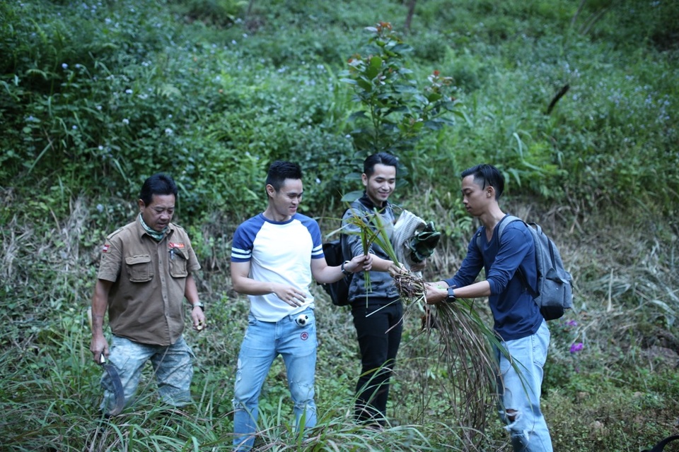 Bắt trọn những sắc thái ẩm thực độc đáo tại Đà Lạt ở cuộc thi 360 đình đám nhất 2016 - 7 Cả ba thành viên vô cùng thích thú khi biết mọi gia vị cho món thịt nướng kiểu dân tộc đều có thể dễ dàng hái được bên các con suối trong rừng.