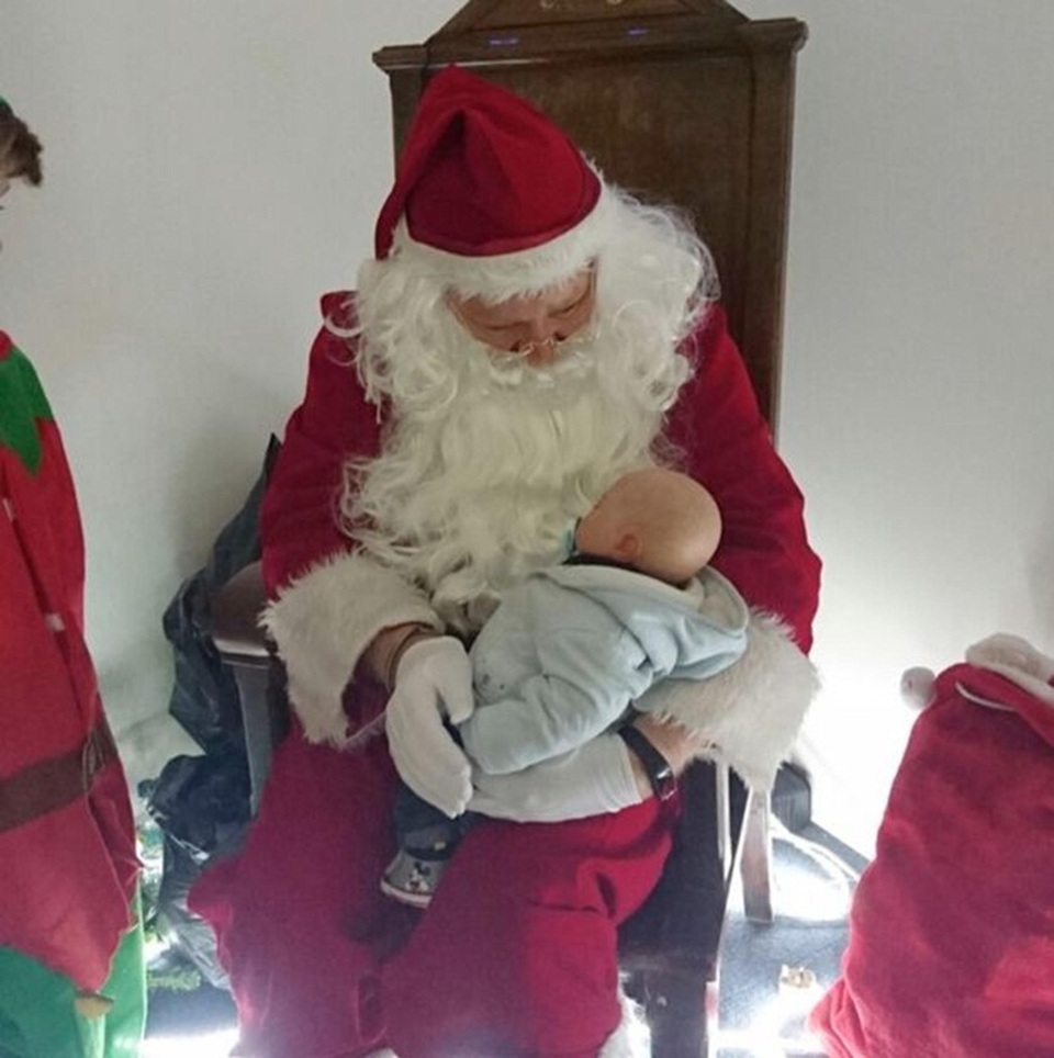 Không thể sinh con, cặp vợ chồng rủ nhau nuôi búp bê - 7 Cho George ngồi vào lòng ông già Noel