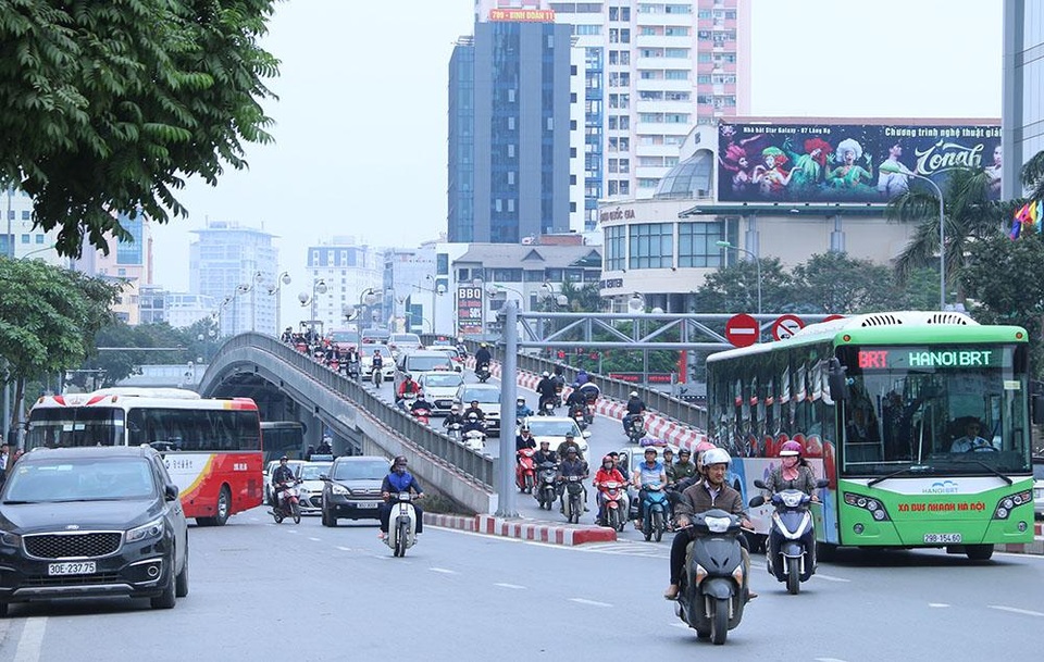 Hà Nội: Nhan nhản ô tô dừng đỗ trái phép dọc tuyến buýt nhanh BRT - 8 Cầu vượt Láng Hạ - Thái Hà trong giờ cao điểm cấm toàn bộ xe máy không được lưu thông trên cầu để dành đường cho xe buýt nhanh. Ngay dưới chân cầu có một số nhà hàng, trung tâm hội nghị tiệc cưới luôn đón khách, nhiều ô tô ra vào, đỗ ngay mép đường, gây cản trở giao thông.