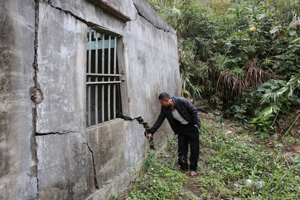 Quảng Ninh: Hơn 1000 hộ dân phải sống bên "hố tử thần" vì nạn khai thác than thổ phỉ - 7
Nhà anh Trần Đức Giỏi, nhà bị sập công trình phụ. Hiện tại nhà nứt gia đình anh vẫn cố ở mà lòng nơm nớp lo sợ.