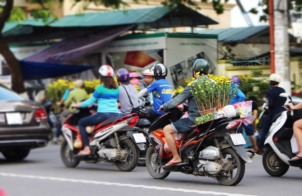 “Chen chân” sắm Tết trong phiên chợ ngày cuối năm - 14 Người đàn ông len lỏi giữa dòng người xô bồ ngày giáp Tết để chở xuân về nhà, dù đó là một chậu hoa không lớn
