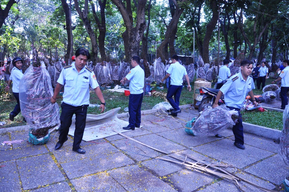 Cuối ngày 30 Tết, hoa, cây cảnh đồng loạt “xả hàng” - 8 
Đúng giờ, lực lượng chức năng tiến hành thu gom để đem đi bỏ