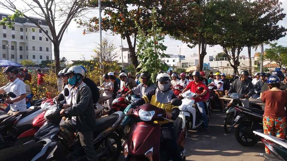 Cuối ngày 30 Tết, hoa, cây cảnh đồng loạt “xả hàng” - 30 Các tuyến đường quanh chợ hoa luôn đông nghịt người