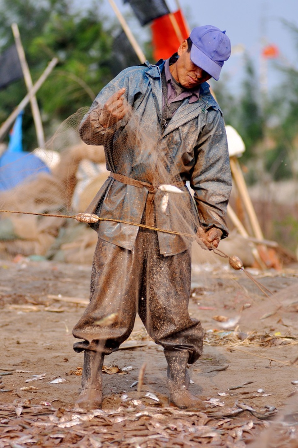 Ngư dân "thắng lớn" trong chuyến đi biển đầu năm - 7 Việc đánh bắt ngoài khơi thường là công việc của những người đàn ông trong gia đình.