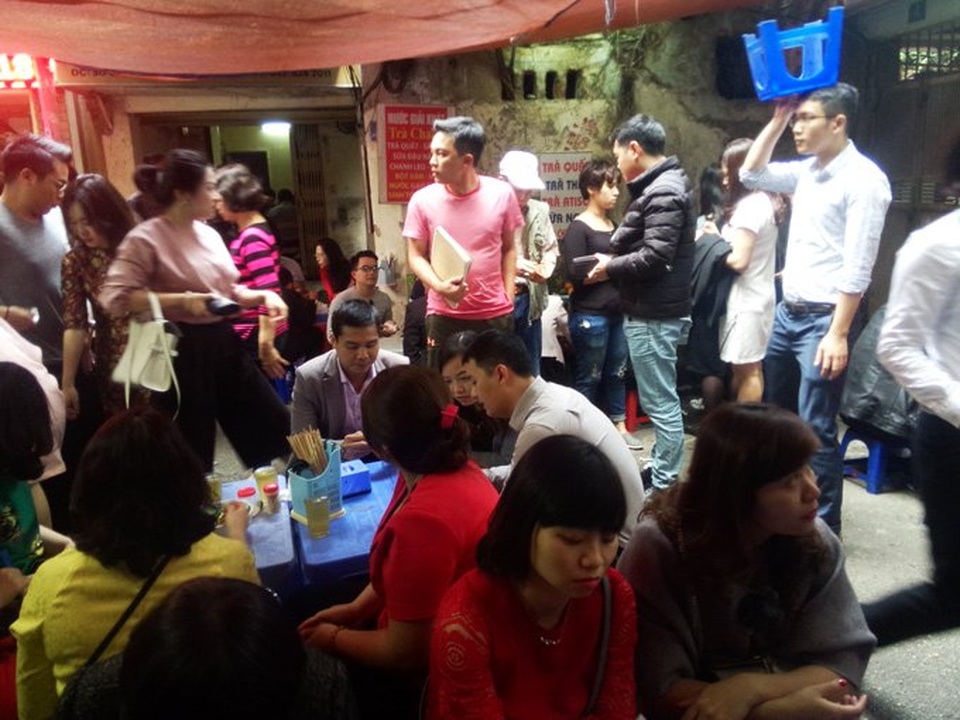 Bội thực giò thịt, dân đứng đợi 30 phút để được ăn bún cá - 7 Ghế có rồi, chỉ đợi mỗi bàn là tôi ngồi ăn. Ảnh: Diệu Bình