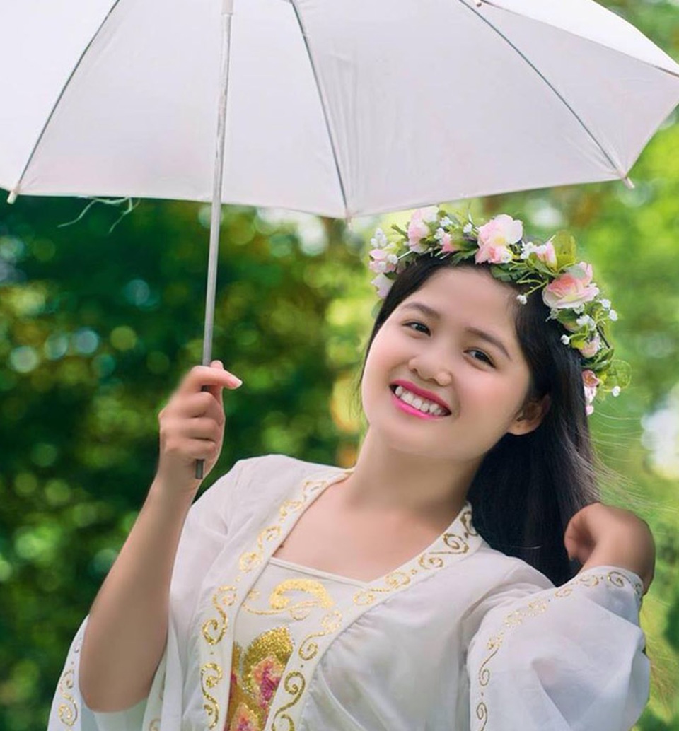 5 cô gái bán rau, bán thịt "gây bão" mạng vì quá xinh đẹp - 8
Nổi tiếng bất thình lình nhờ một bức ảnh, Hồng Liên nhận được nhiều lời mời làm mẫu ảnh, đại sứ game. Tuy nhiên, cô nàng lại từ chối tất cả đểtheo chồng bỏ cuộc chơi vào cuối năm 2014.