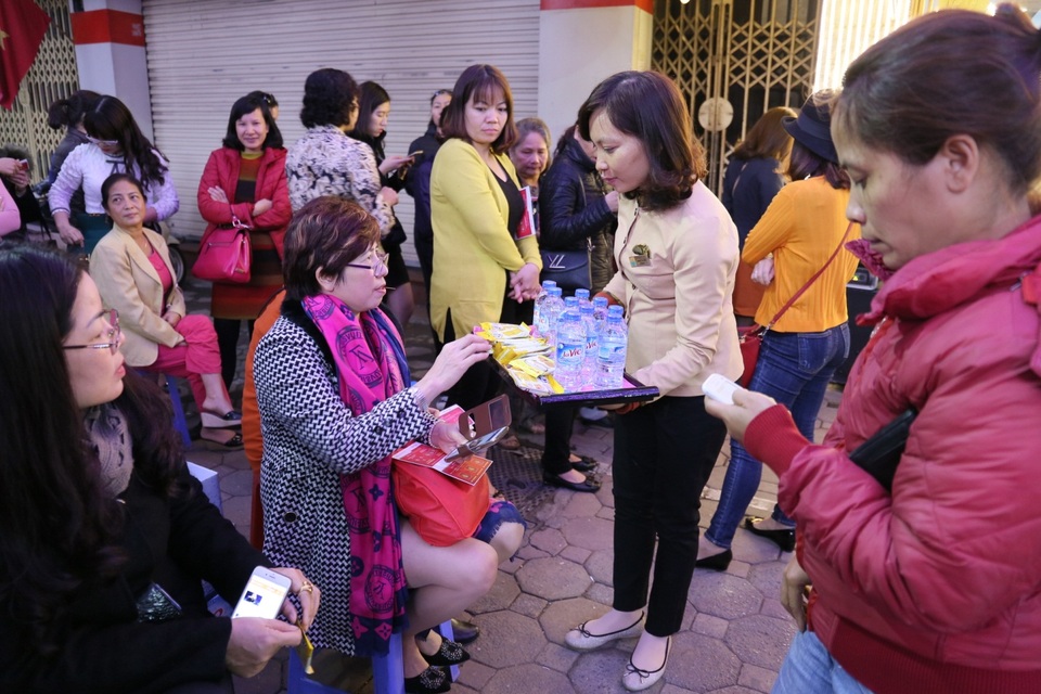 Chen chân mua Gà trống vàng cầu may từ sáng sớm - 7 Chen chân mua Gà trống vàng cầu may từ sáng sớm - 7