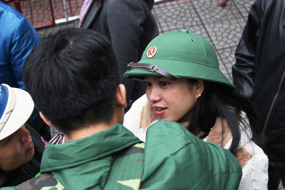 Nước mắt và nụ cười trong ngày tân binh lên đường nhập ngũ - 17 Chàng trai đội chiếc mũ bộ đội cụ Hồ cho người yêu của mình trong ngày hội tòng quân 2017, trùng với ngày lễ tình yêu 14/2