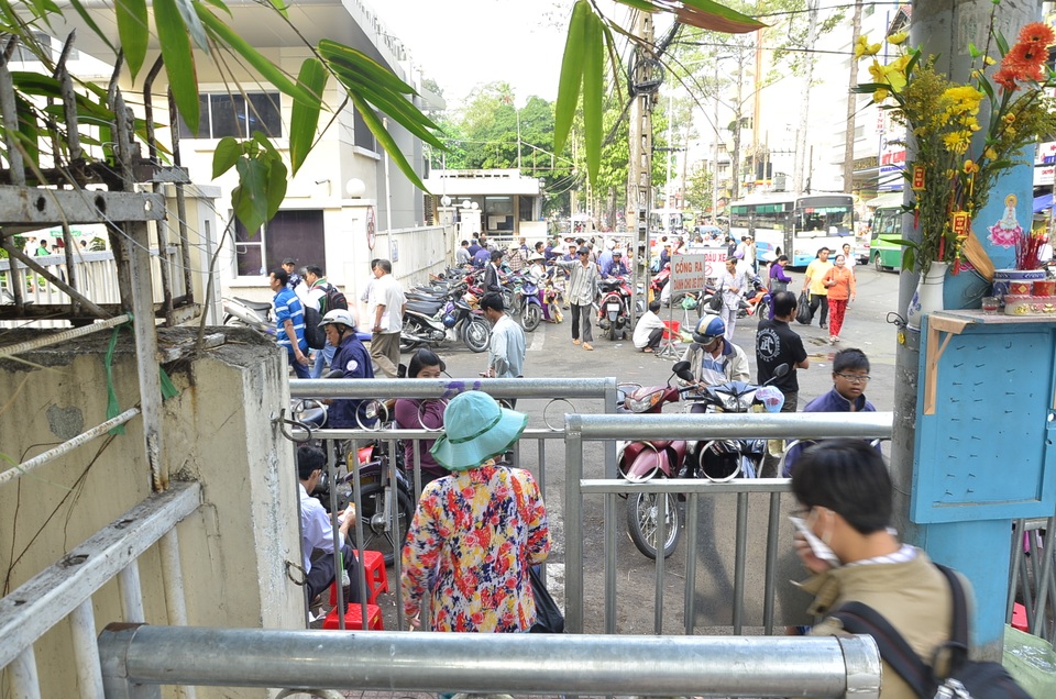Tháo dỡ bớt rào chắn như “mê hồn trận” trước Bệnh viện Chợ Rẫy - 7 Các lối ra vào chỉ còn 3 thanh chắn tạo sự thuận lợi cho người dân đi lại