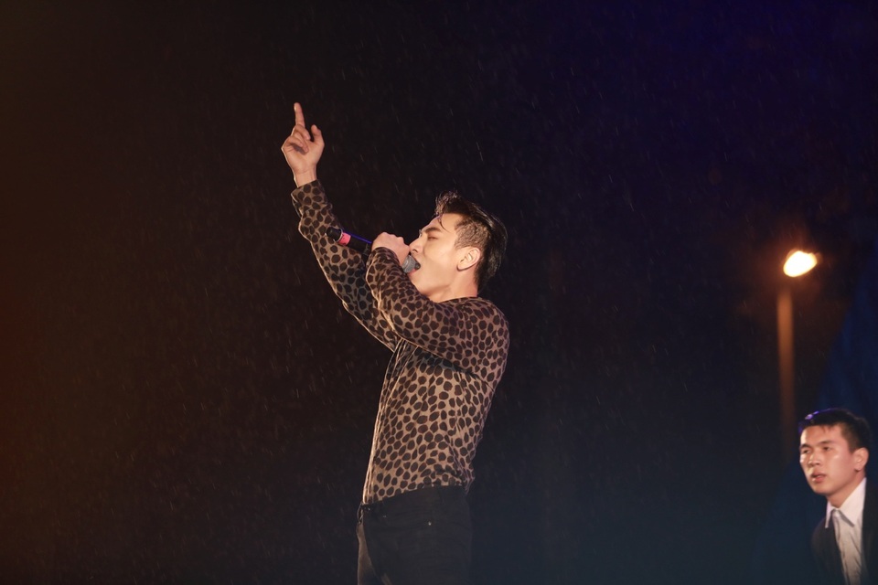 Xuất hiện vào cuối chương trình và trời mưa to nhưng “Thái tử” Isaac vẫn thể hiện tốt các bài hát. Sự hò hét, cổ vũ của khán gỉa xứ Thanh như tiếp hơn động lực cho giọng ca “Mr. Right”.