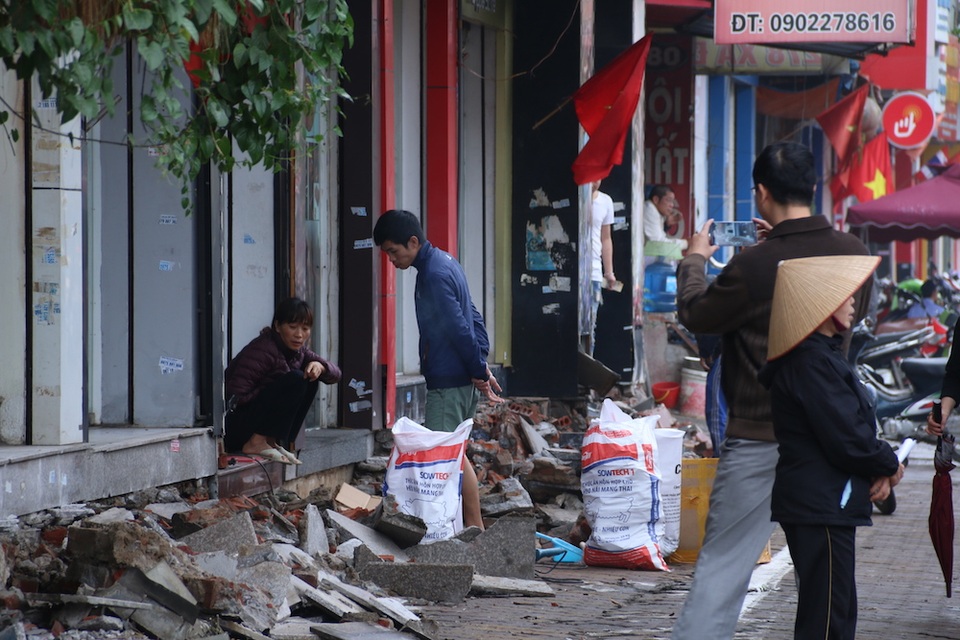 Muôn kiểu "chế" bậc tam cấp trên vỉa hè của người Hà Nội - 16 Người dân ngẩn ngơ khi thấy thềm nhà bị phá bỏ.