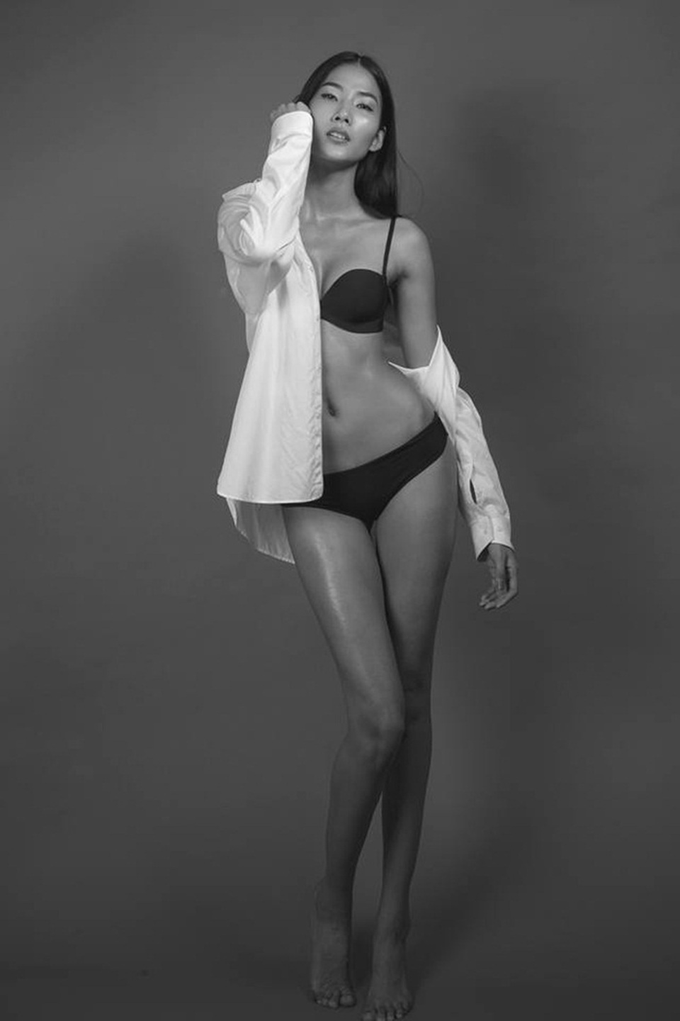 Và vượt trên tất cả những nỗ lực, cố gắng đó, giờ đây, Hoàng Thùy đã không còn ‘vô danh’ trên sàn quốc tế nữa. Cô liên tiếp nhận được nhiều show diễn của các nhà thiết kế nổi tiếng cùng nhiều giải thưởng danh giá trong nghề người mẫu.