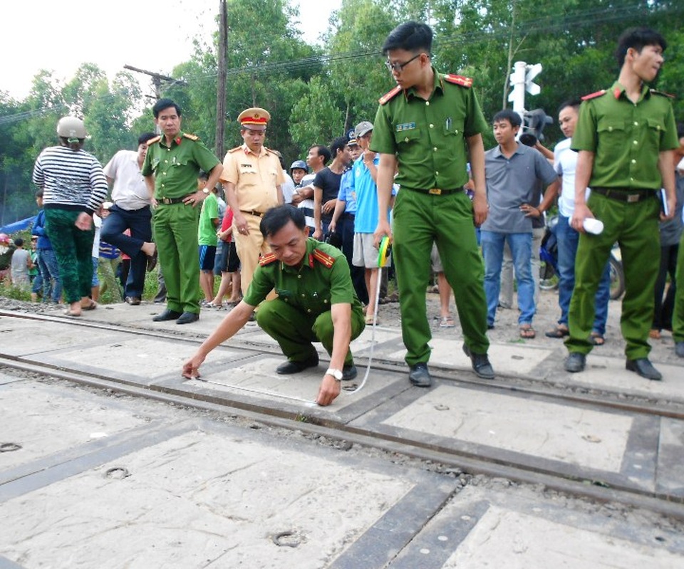 Tàu hỏa húc ô tô văng 50 mét, 4 người tử vong - 11
Cơ quan chức năng khám nghiệm hiện trường điều tra nguyên nhân vụ tai nạn