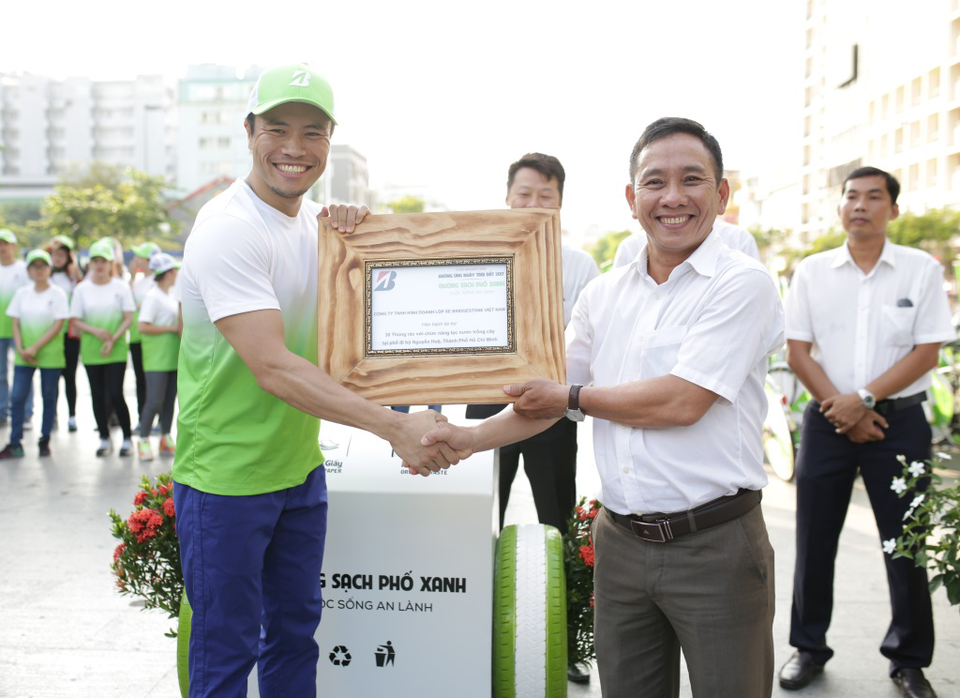 Người dân thích thú khám phá thùng rác thông minh ở phố đi bộ Nguyễn Huệ - 7