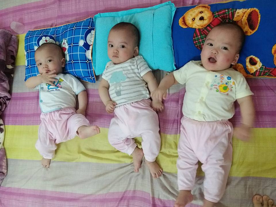 Những hình ảnh mới về 3 bé sinh cùng trứng hiếm gặp 200 triệu ca mới có 1 trên thế giới - 8 Những hình ảnh mới về 3 bé sinh cùng trứng hiếm gặp 200 triệu ca mới có 1 trên thế giới - 8