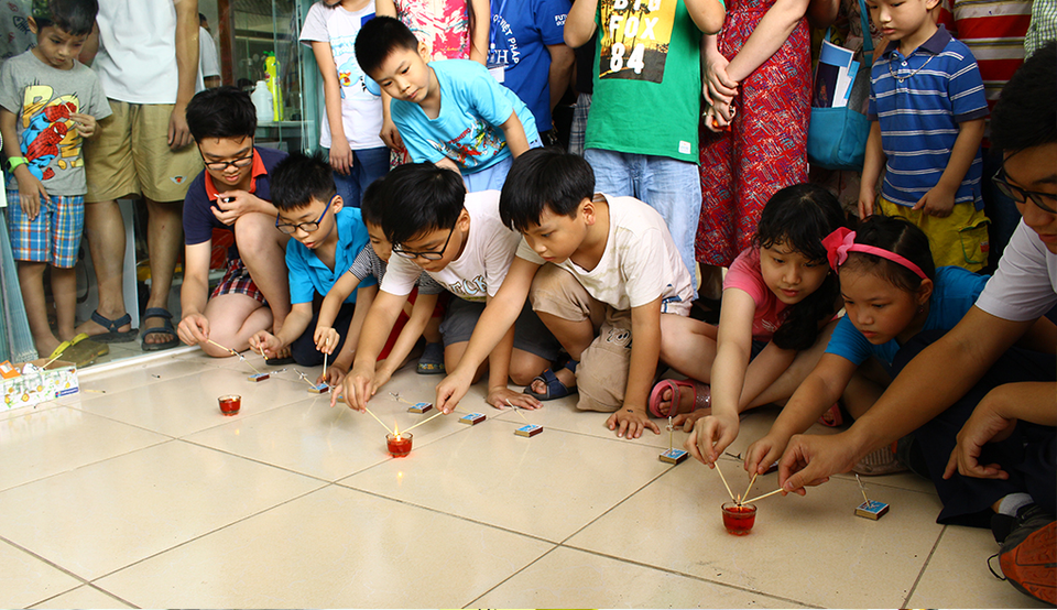 Thực nghiệm phóng tên lửa bằng que diêm được nhiều bạn nhỏ thích thú tham gia.