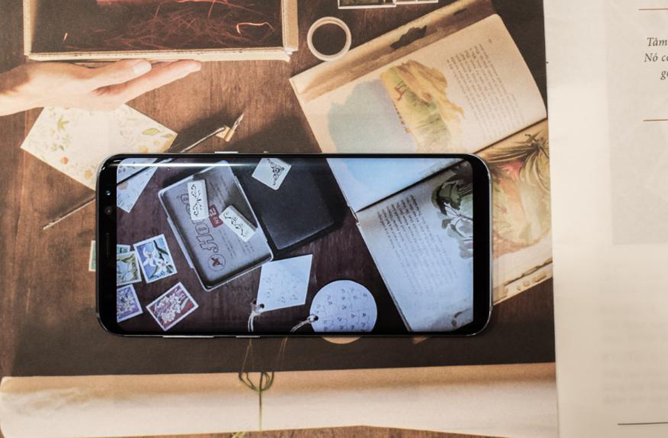 Để dễ dàng thực hiện kiểu ảnh trong suốt này, người dùng sở hữu Galaxy S8 có thể vào phần Cài đặt của Camera và chỉnh Kích thước ảnh của Máy ảnh phía sau thành tỉ lệ 18:5:9. Sau đó, với một chút khéo léo về phần canh chỉnh góc cho khớp với nền là bạn đã có thể có ngay loạt ảnh ấn tượng.