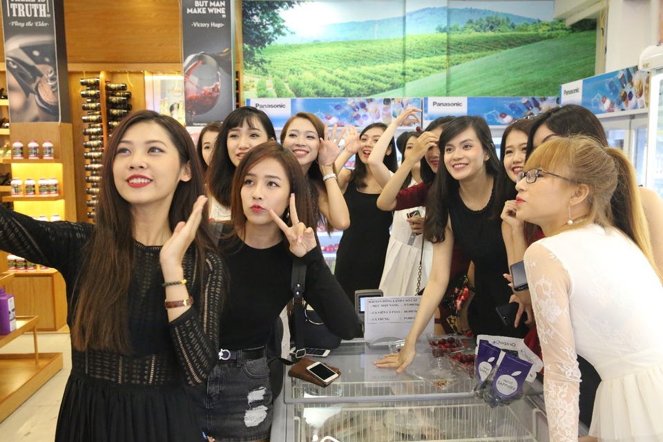 Vĩnh Phát moblie khai trương chi nhánh thứ 9, bán iPhone 7, Samsung S7 giá 7.000 đồng - 7 Đông đảo các hot girl đến ủng hộ cửa hàng