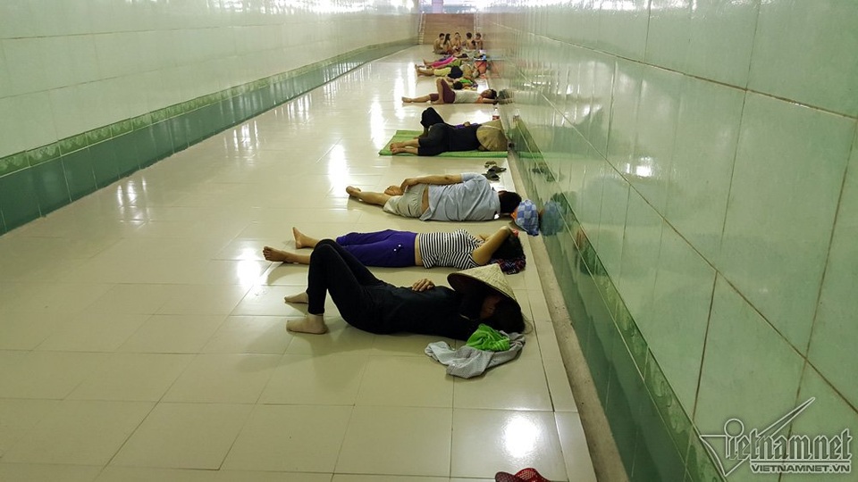Say ngủ dưới hầm mát lịm khi mặt đất nóng 57 độ - 8