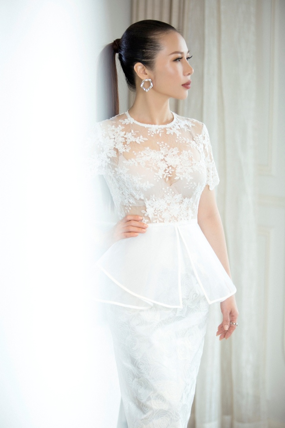 Dáng váy perlum nữ tính và gợi cảm với phần áo ren voan màu trắng làm toát lên sự tinh khiết nhưng lại rất gợi cảm, quyến rũ.