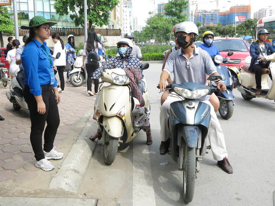Màu áo xanh giúp xoa dịu “cái nóng” tại kỳ thi THPT Quốc gia 2017 - 8 Phụ huynh và thí sinh được các tình nguyện viên chỉ dẫn tận tình