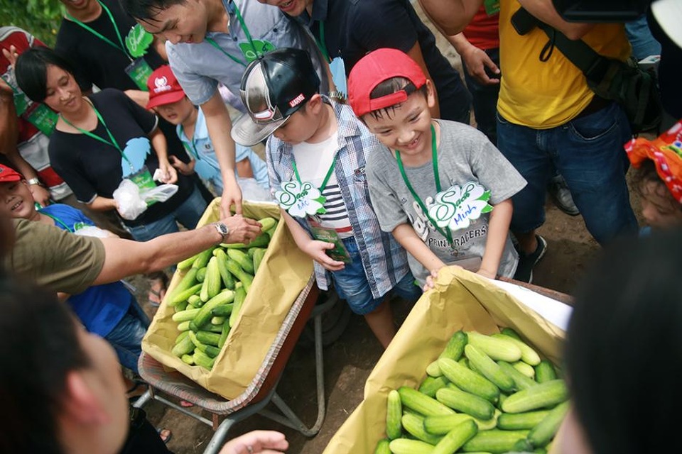 Trải nghiệm thú vị tại Nông trường VinEco Long Thành: Thì ra các nông sản sạch đã có một “hành trình” quy mô đến thế! - 8 Những khoảnh khắc vui nhộn và sôi động khi mọi người cùng chơi trò hái dưa chuột.