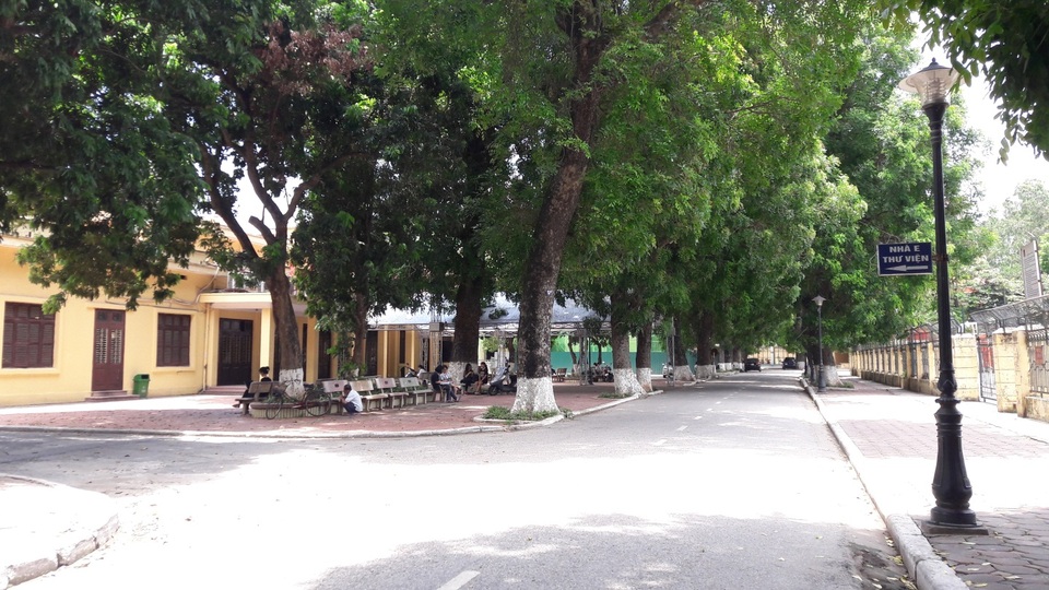 Hết cảnh đại học “nóng bỏng” mùa thi - 6
Chỉ còn lại một vài sinh viên đang hóng mát.