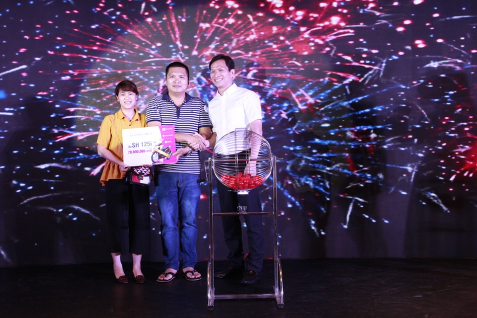 Ngoài ra, giải đặc biệt là 01 xe máy SH 125i trị giá 70 triệu đồng cũng đã tìm được chủ nhân may mắn