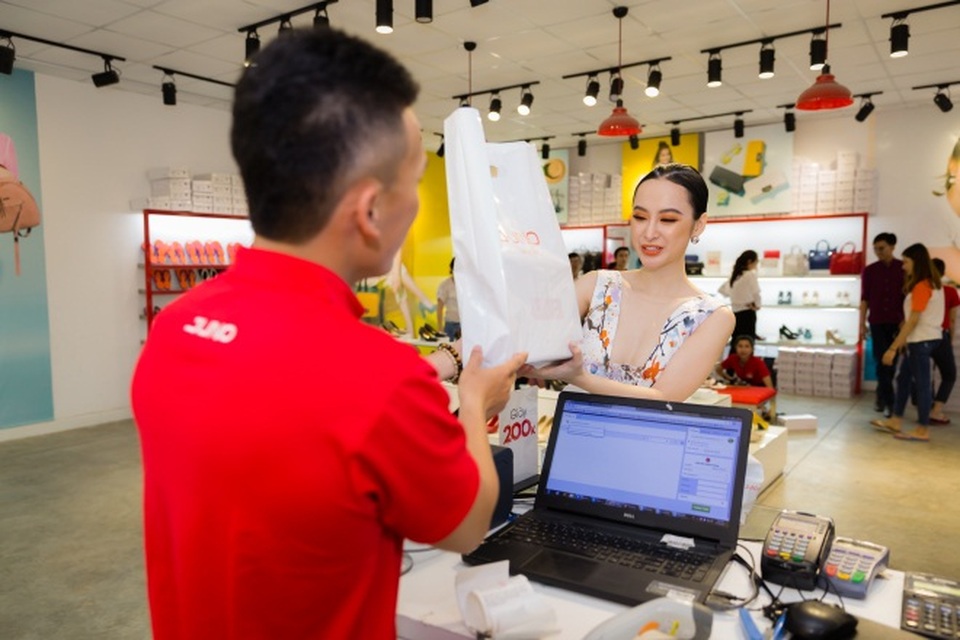 Theo chân Diễm My 9X, Angela Phương Trinh đi "săn" giày 200.000 đồng từ Juno - 8 Theo chân Diễm My 9X, Angela Phương Trinh đi "săn" giày 200.000 đồng từ Juno - 8