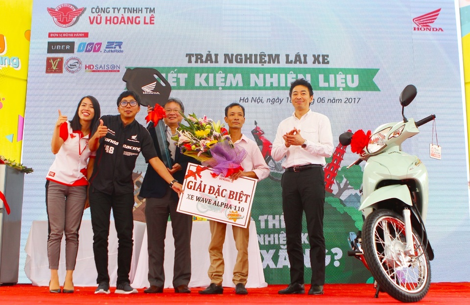 “Bí kíp” của những kỉ lục gia tiết kiệm xăng - 7 Tham gia sự kiện, khách hàng còn có cơ hội trúng những phần quà hấp dẫn từ các HEAD trong chương trình Bốc thăm trúng thưởng