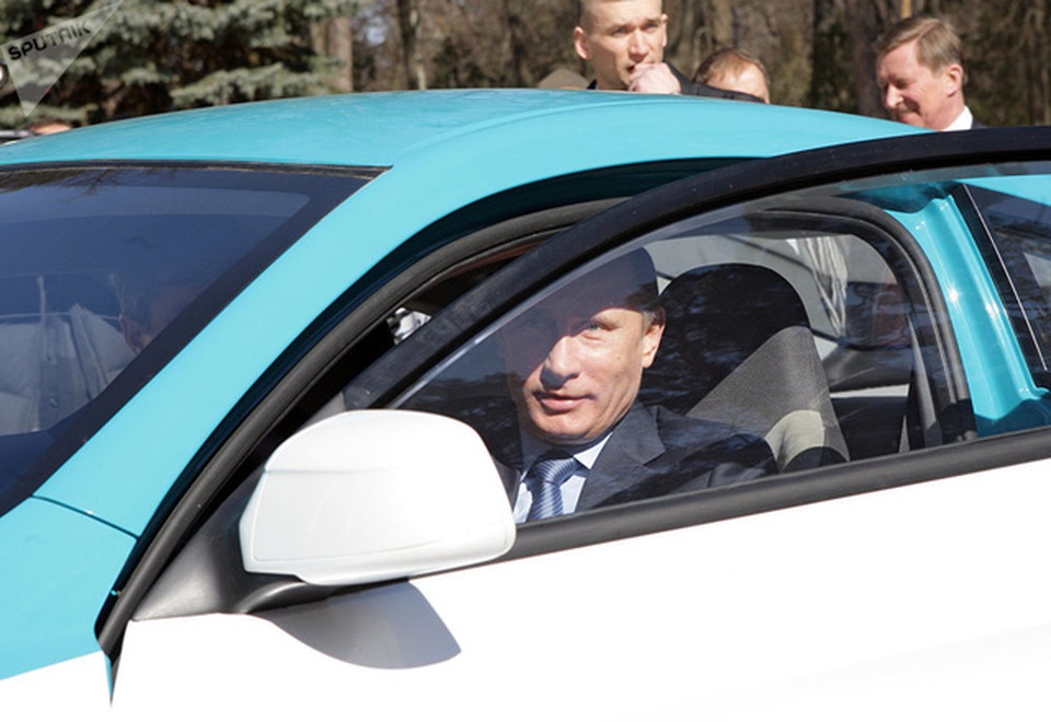 Chiêm ngưỡng các “xế hộp” của Tổng thống Putin qua năm tháng - 8 Ông Putin lái chiếc xe điện Yo-Mobile do Nga sản xuất.