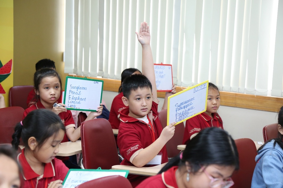 Trải qua các vòng thi của Summer Star Contest, các thí sinh được ôn luyện một lượng từ ngữ khá lớn về nhiều chủ đề trong đời sống. Trong ảnh, các em viết lại các từ vựng sau khi nghe thầy cô bản ngữ phát âm. Phần thi này sẽ chọn ra những thí sinh có khả năng nghe từ tốt nhất.