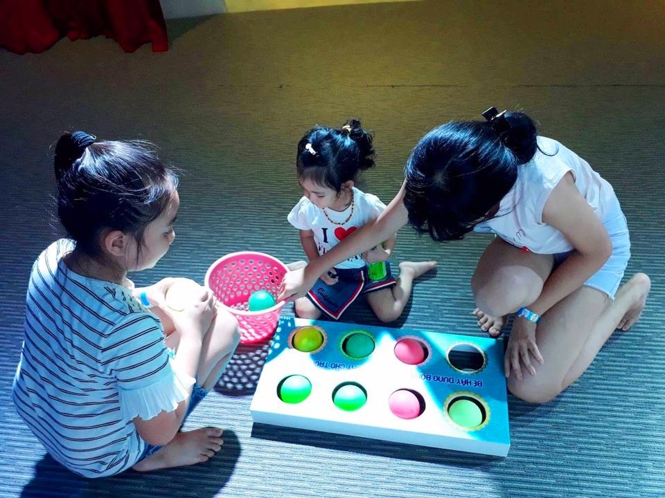 Cùng tìm cách chơi trò lấp đầy vòng tròn.