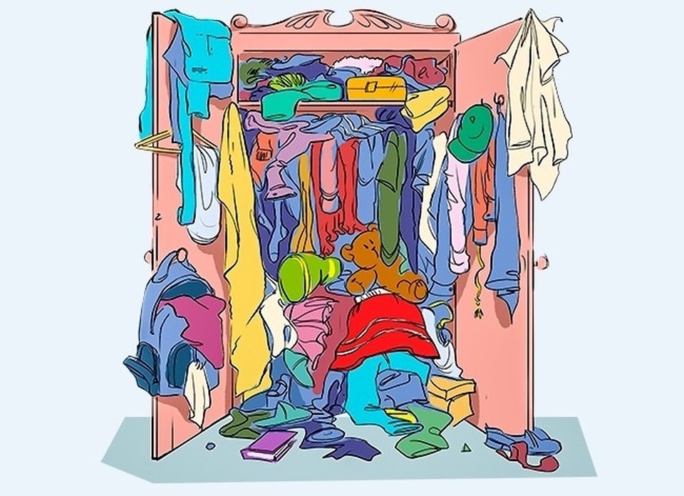 Chàng thấy tủ đầy ứ quần áo, tràn lan khắp nơi