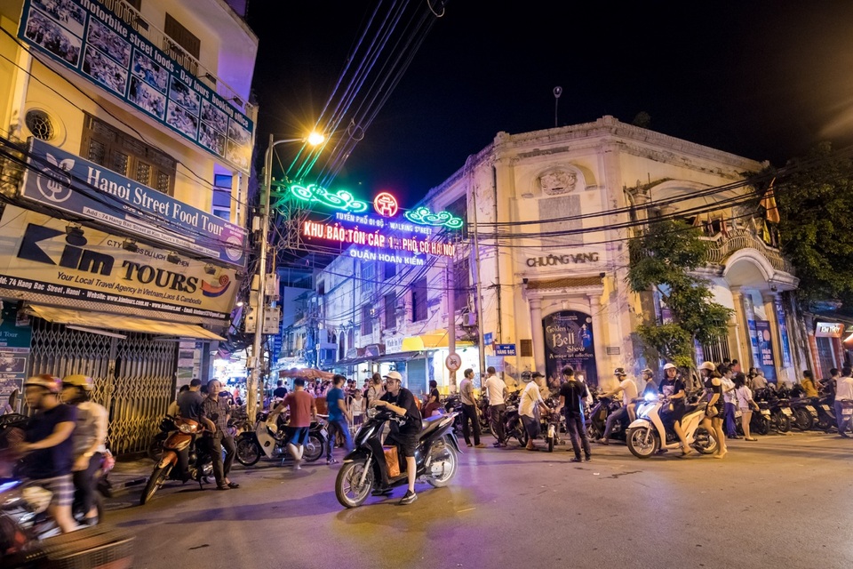 Đêm Hà Nội, đi đâu để check-in? - 8 Hà Nội về đêm, long lanh lắm chứ chẳng đùa!