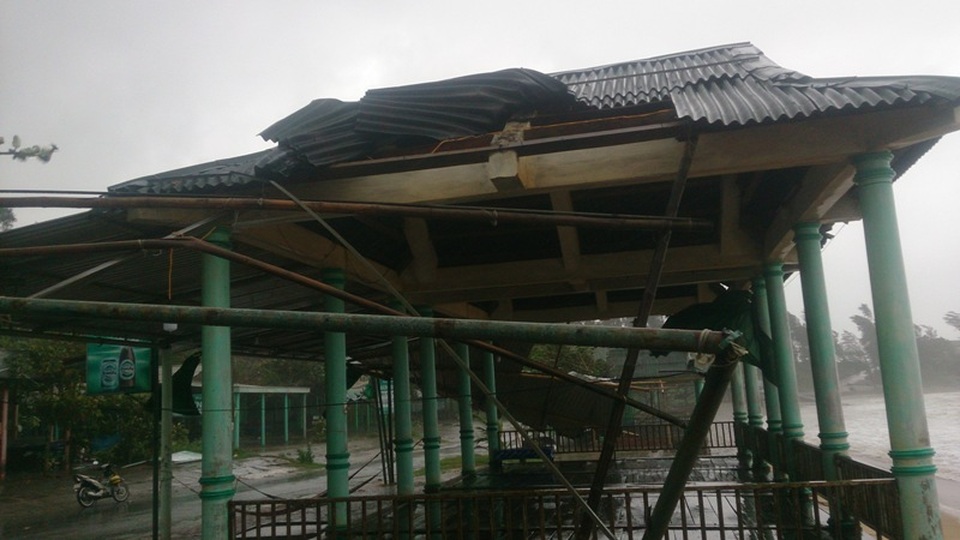 Hàng chục nhà dân tốc mái, cây cối hư hại sau bão số 4 - 7 Quán kinh doanh tại bãi tắm Cửa Tùng bị xiêu vẹo, tốc mái
