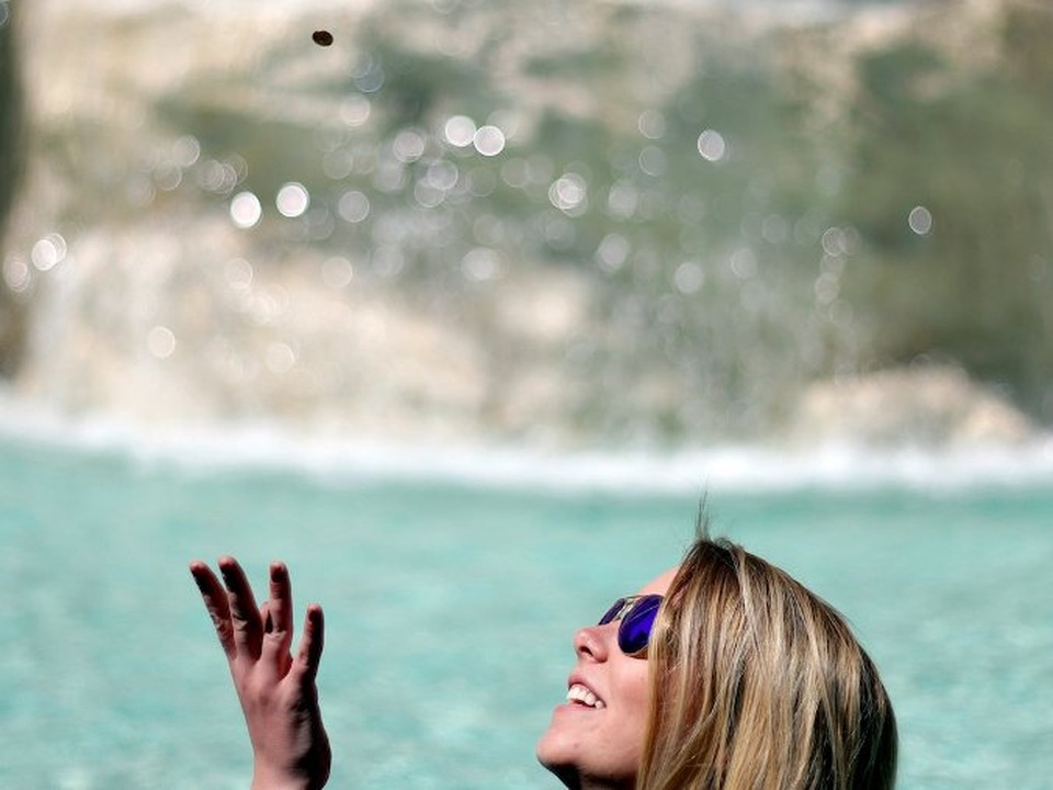 1,5 triệu đôla du khách ném xuống đài phun nước ở Rome đang ở đâu? - 7