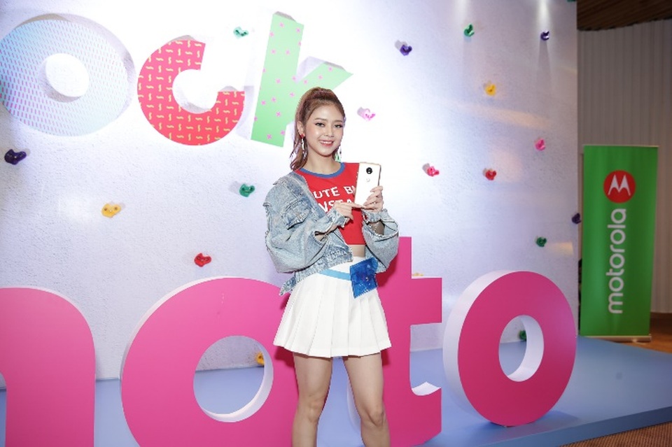 Quán quân ‘Be A Star’ “cháy” hết mình với fan bằng hit của Đông Nhi - 7 Shin Hồng Vịnh, Liz Kim Cương, Kiều Oanh cùng trải nghiệm sản phẩm điện thoại mới. Họ thích thú khi nhận ra những ưu điểm của nó như dung lượng pin lớn, selfie chất, màn hình “khủng” để trải nghiệm nhiều ứng dụng từ internet.