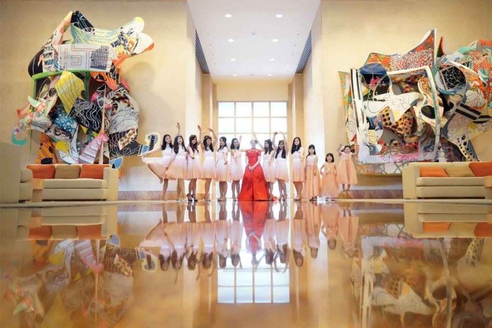 Jessica chụp ảnh cùng dàn phù dâu hùng hậu