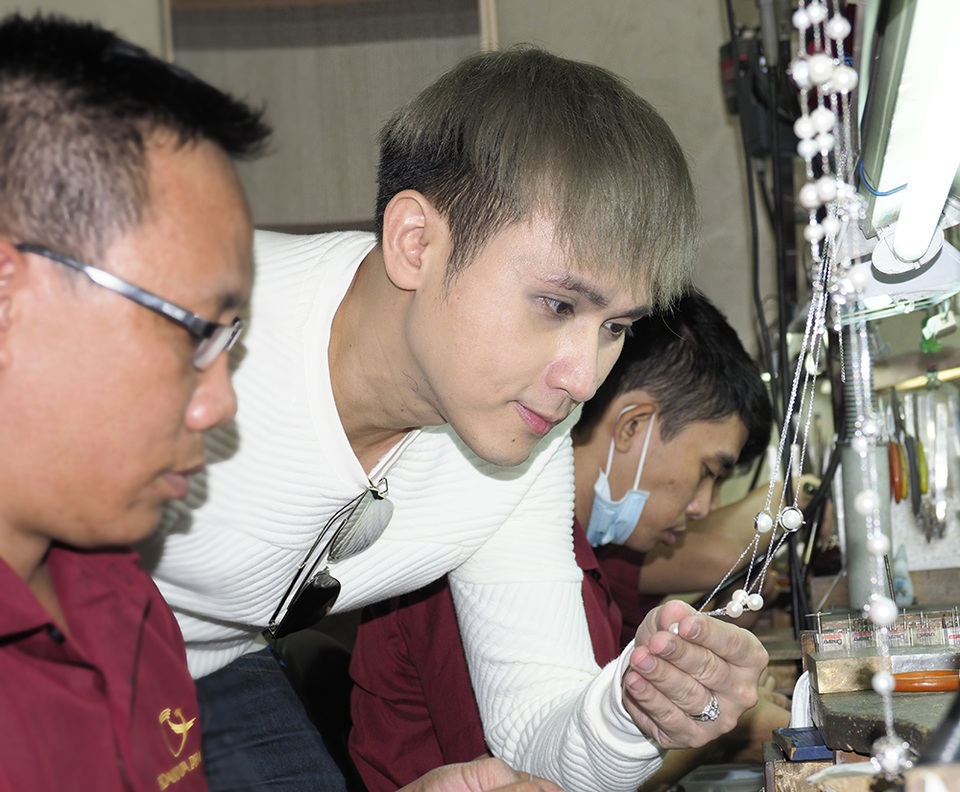 Nguyên Vũ tìm vật phẩm quý cho 25 năm ca hát - 7 Anh hứng thú với phương pháp chế tác trang sức hoàn toàn bằng thủ công, dựa trên tài hoa của những người thợ kim hoàn.