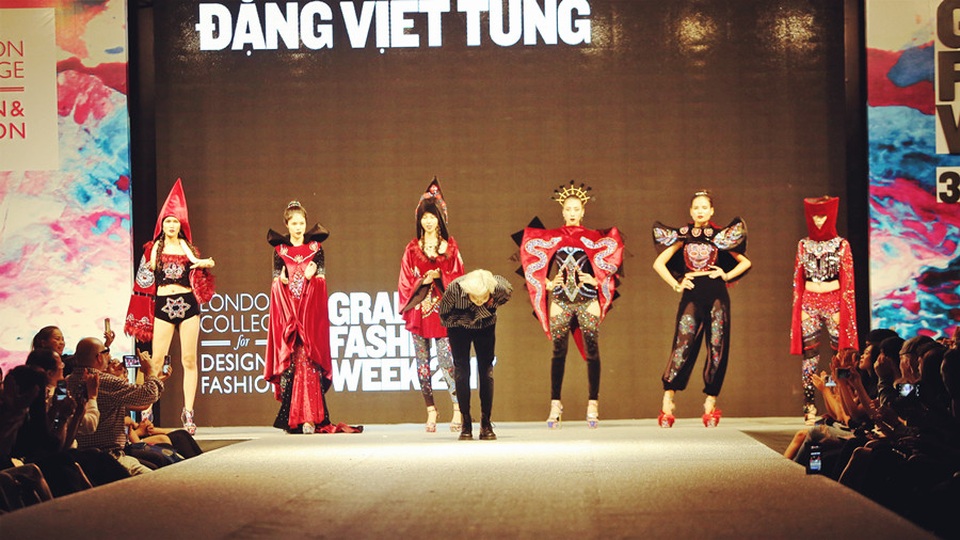Nhà thiết kế điển trai gây “sốc” khi mang trăn sống lên sàn catwalk - 7
Tùng vô cùng vui mừng, xúc động trước tình cảm khán giả dành cho BST của mình.