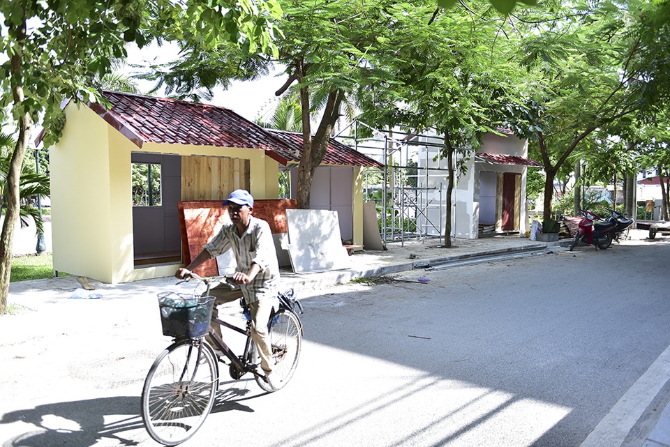Hà Nội: Phố Trịnh Công Sơn trước ngày trở thành không gian đi bộ - 7
Mấy ngày nay, đã có một số gian hàng ki-ốt được dựng lên trên vỉa hè phố Trịnh Công Sơn. Theo kế hoạch, không gian đi bộ trên phố Trịnh Công Sơn sẽ bố trí khu vực phục vụ nhu cầu ẩm thực, giải khát, đồ lưu niệm... cho du khách.