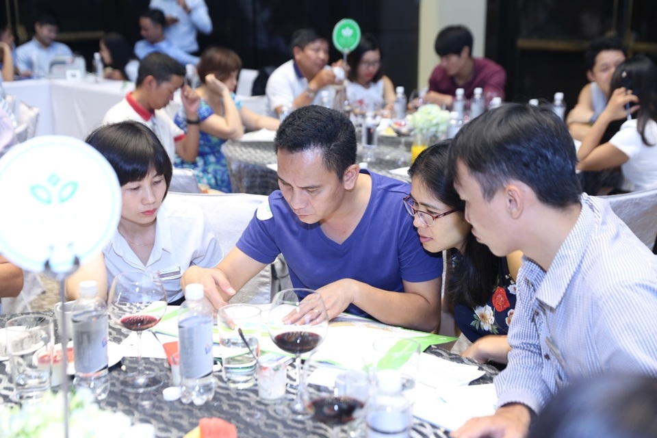 Khách hàng được tư vấn chuyên sâu, chăm sóc bởi đội ngũ bán hàng giàu kinh nghiệm