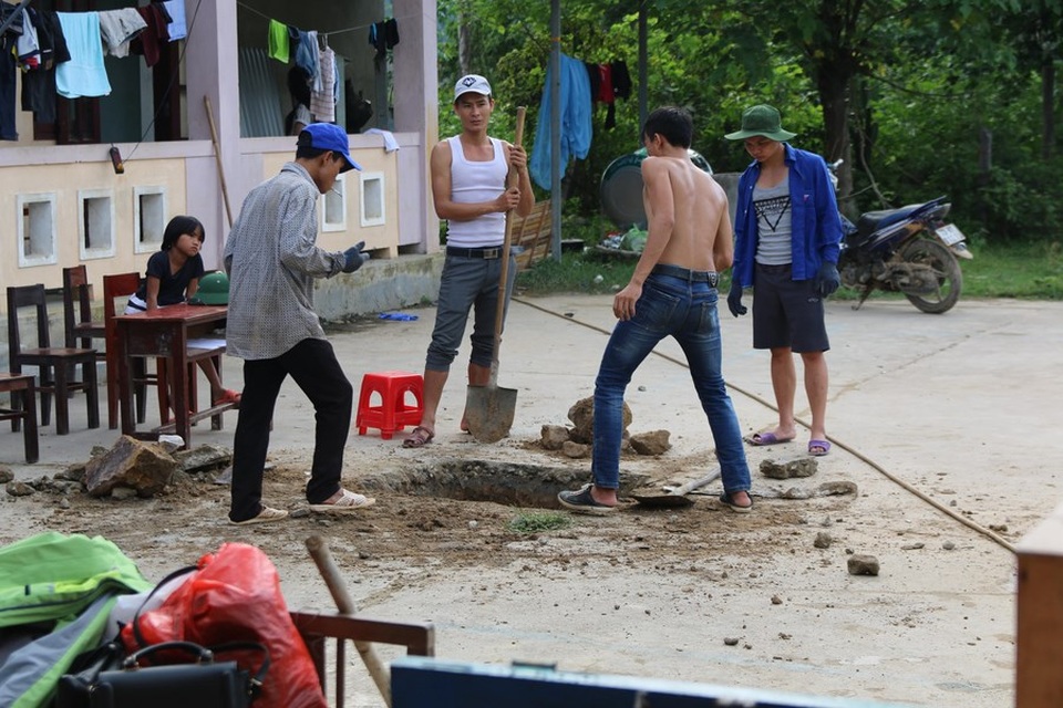 DHS Việt tại Nga về nước xây công trình phụ, tu bổ trường học ở bản Rào Con - 7 
Người đào đất, người bê gạch, trộn vữa, người phát quang bụi rậm xung quanh trường, ai ai cũng cố gắng để hoàn thiện công việc một cách tốt nhất.